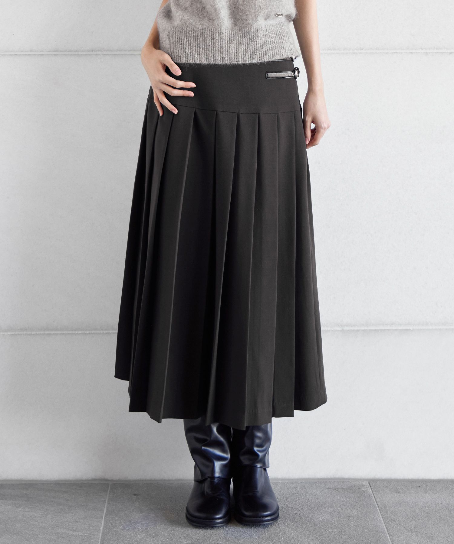 LOGO PATCHED BUCKLE PLEATS SKIRT, GREY