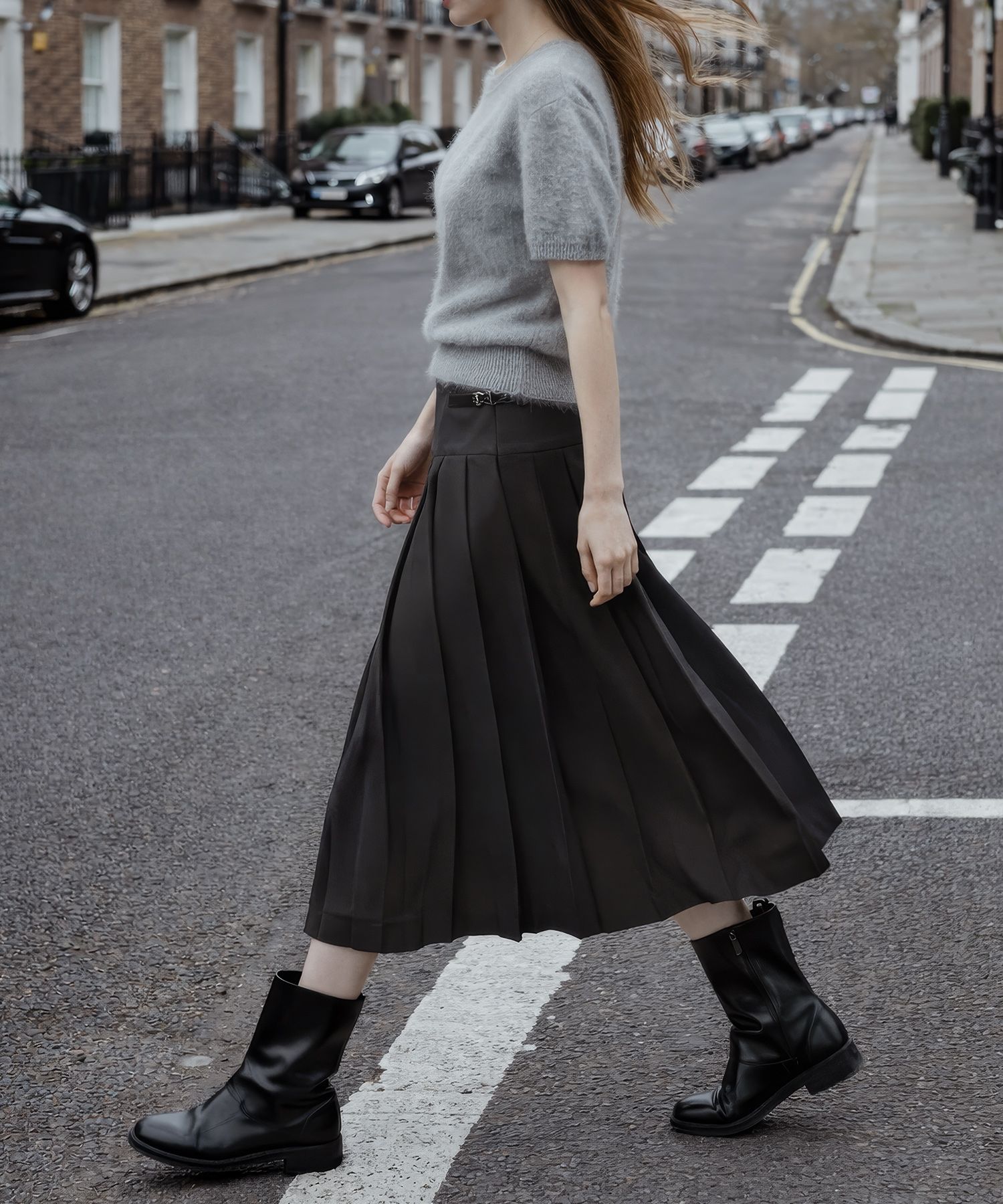 LOGO PATCHED BUCKLE PLEATS SKIRT, GREY