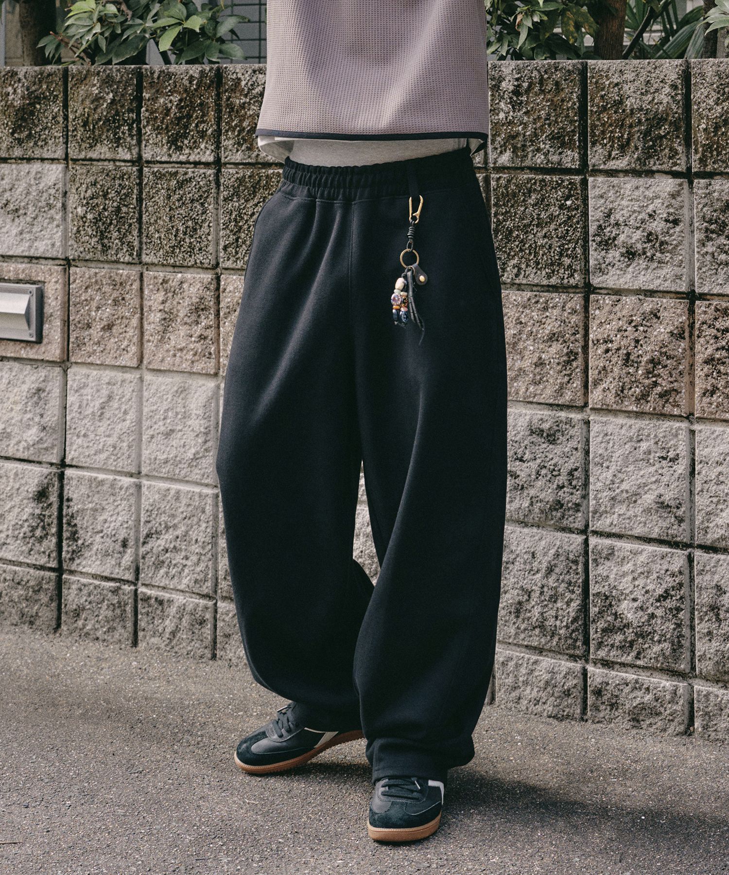 Curved Line Oversized Sweatpants [Black]